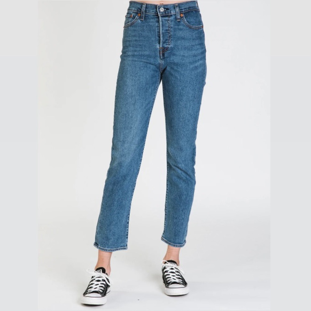 Levi’s Wedgie Straight high-waisted medium-wash jeans. 💙